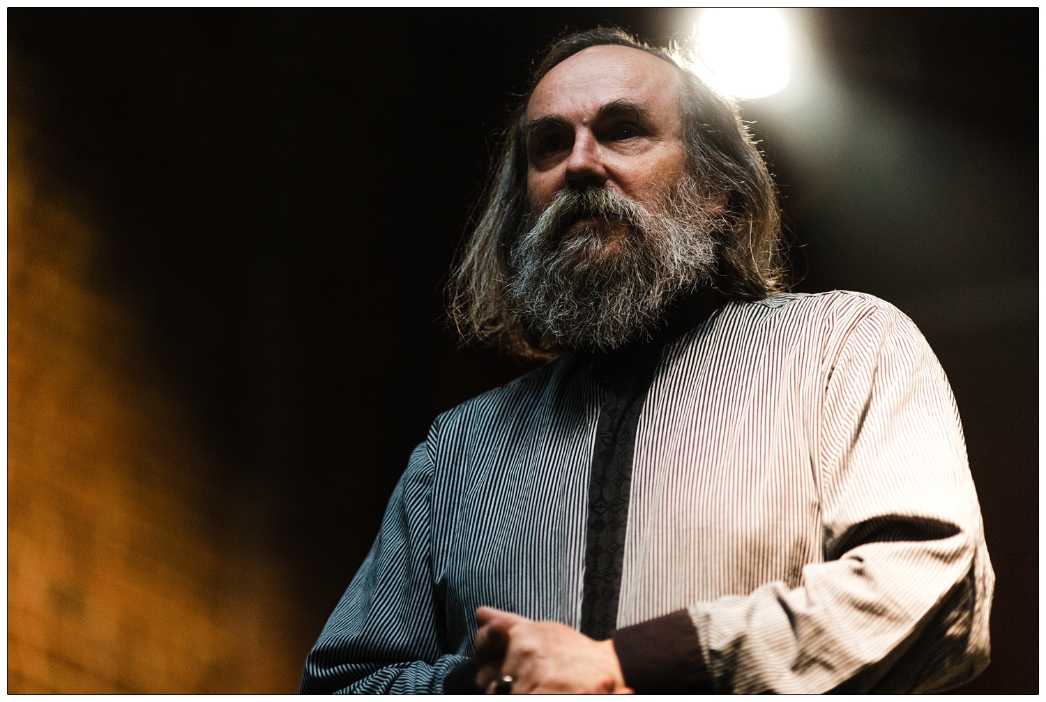Lubomyr Melnyk on stage with light behind him in London.