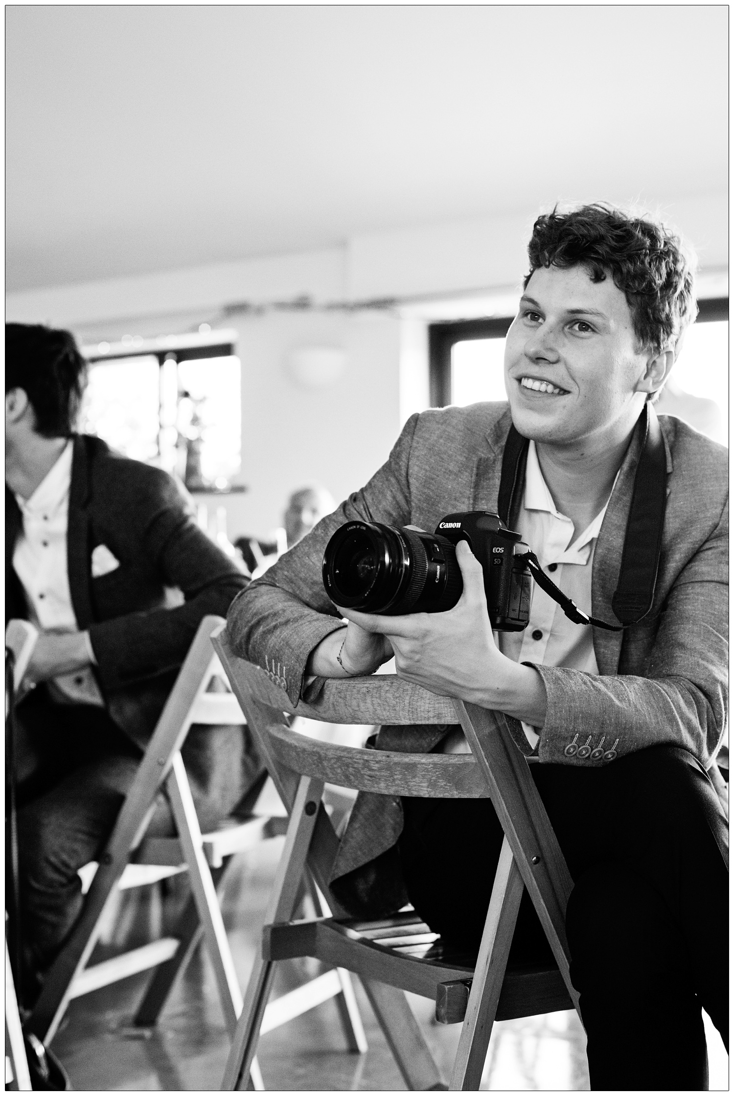 A man is filming the speeches with a Canon 5D.