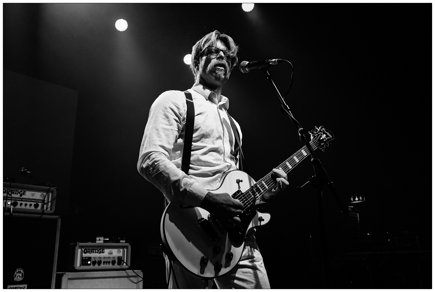 Jesse Hughes of Eagles of Death Metal at A Peaceful Noise concert for Nick Alexander in black and white
